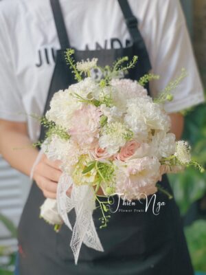 Hoa cưới cầm tay cô dâu 108