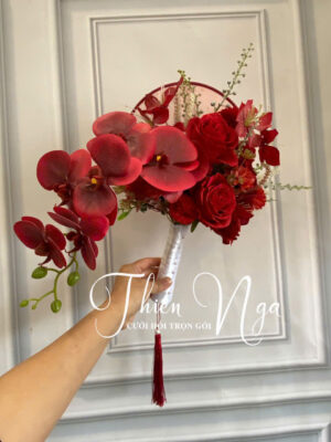 Hoa tulip màu trắng cầm tay cô dâu 90