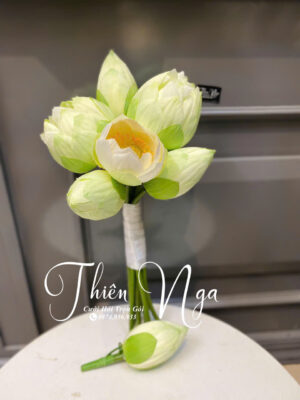 Hoa sen cầm tay cô dâu