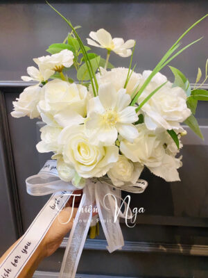 hoa cưới cầm tay màu trắng