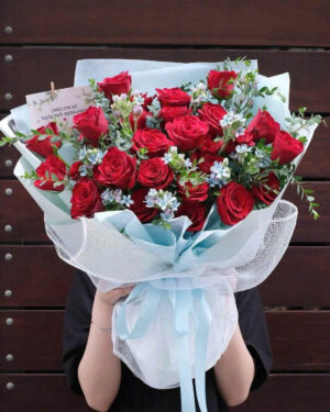 Bó hoa hồng đỏ mix lam tinh lãng mạn tặng người yêu